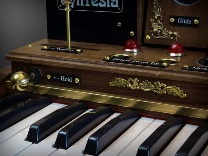 Detalle de palanca hold en Syntesla II